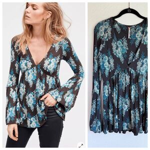 Free People Speak Easy Bell Sleeve Deep V Neck Floral Tunic Top in Gray & Blue S